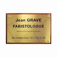 Exemple de socle bois avec plaque professionnelle laiton